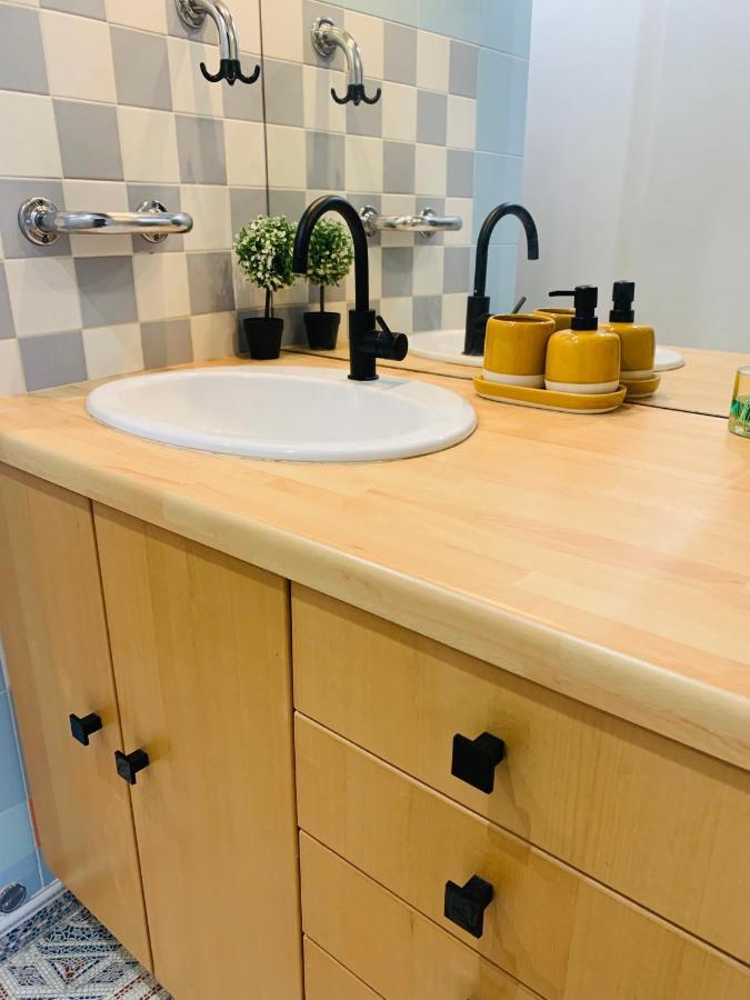 Cosy Studio Design With Modern Bathroom Vaureal Exterior foto