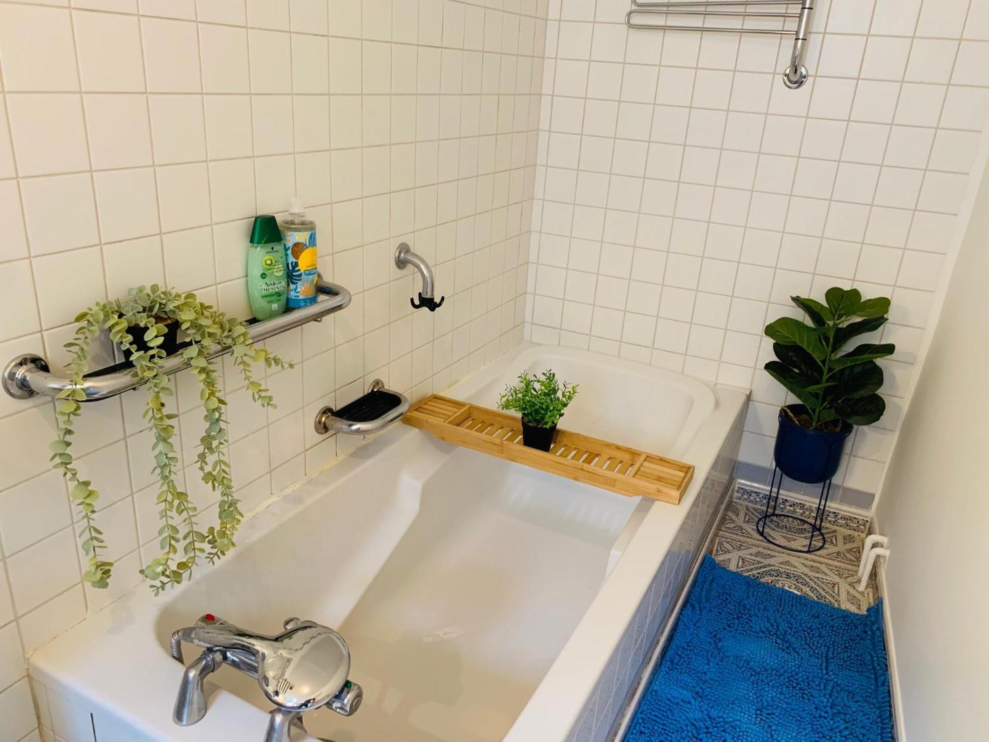 Cosy Studio Design With Modern Bathroom Vaureal Exterior foto