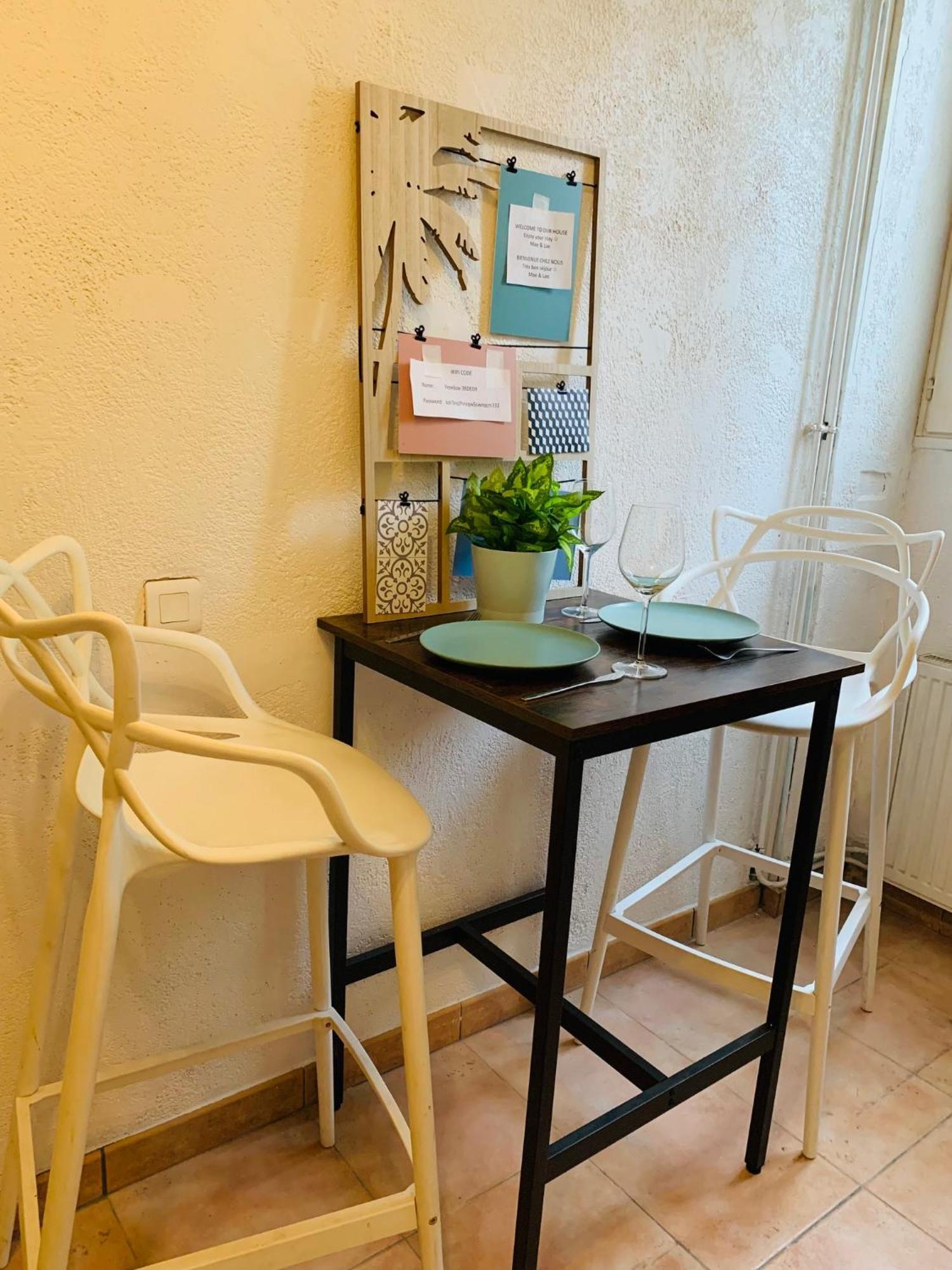 Cosy Studio Design With Modern Bathroom Vaureal Exterior foto
